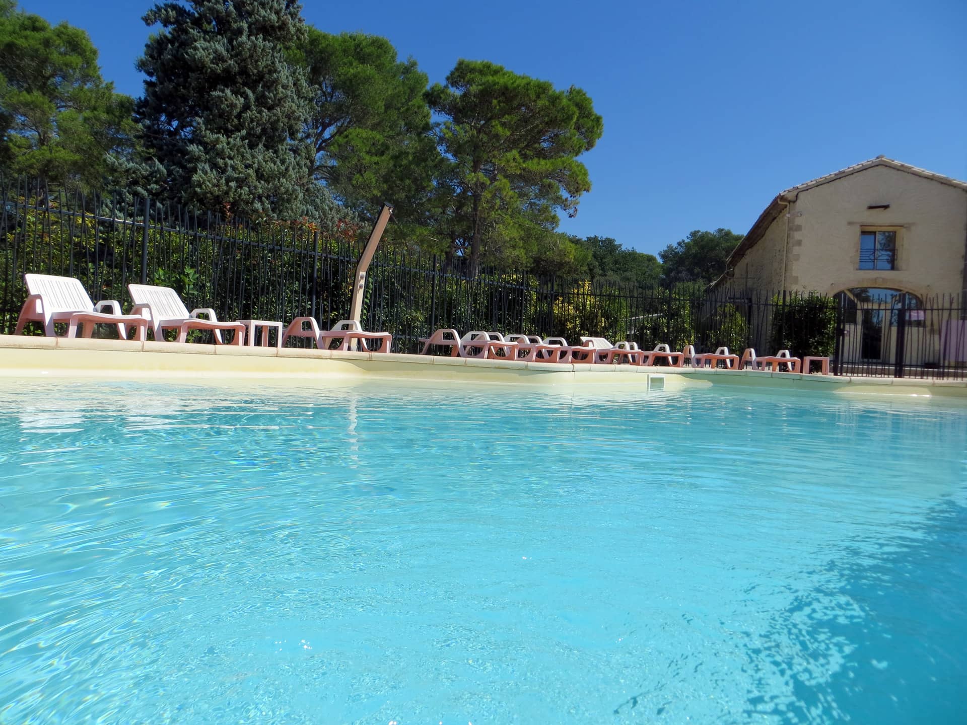 Grande piscine et transats