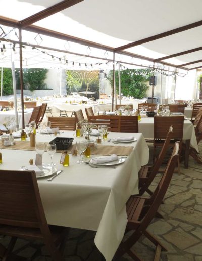 Tables joliment dressées dans la cour d'honneur