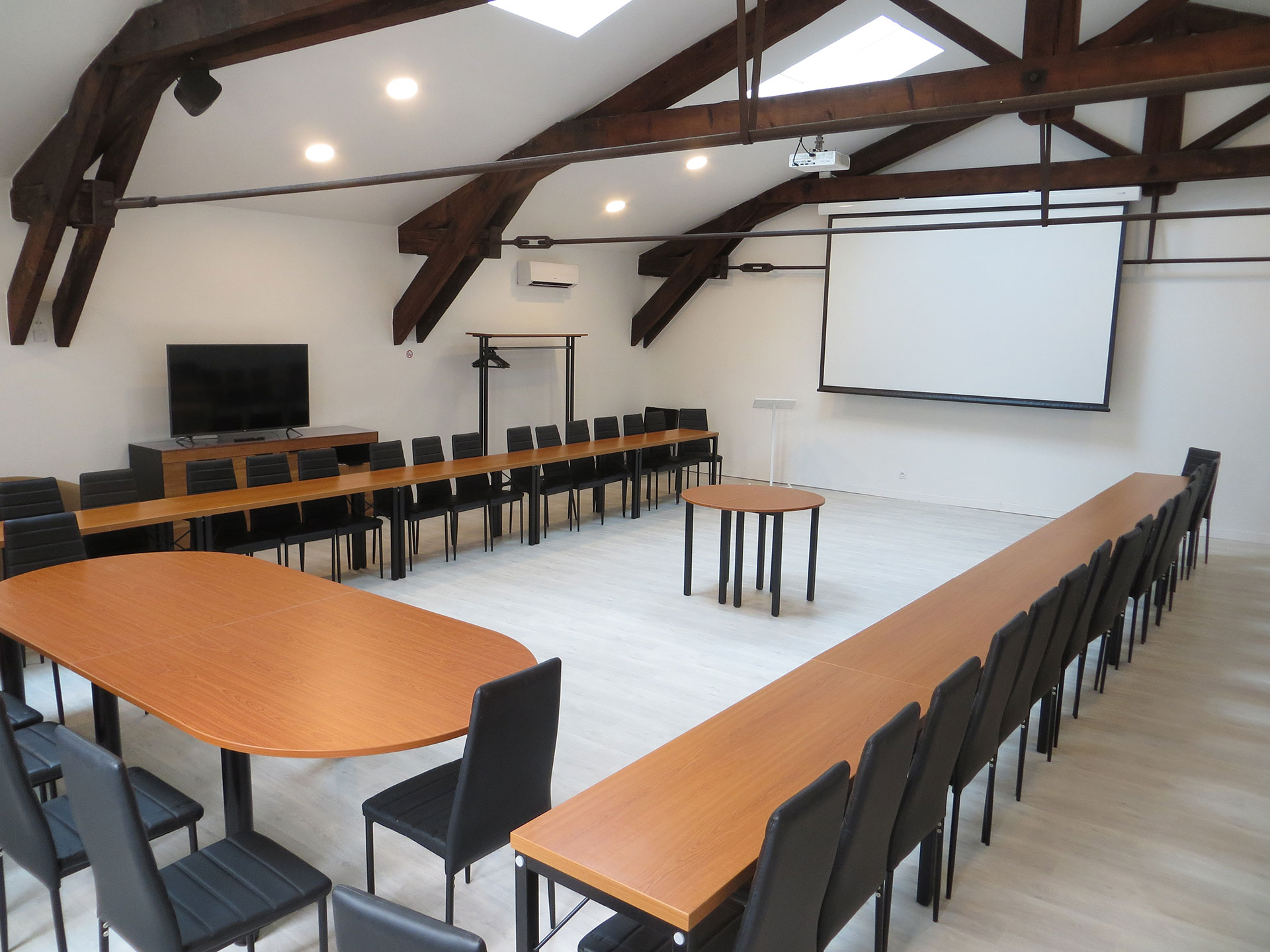 Meeting room with screen and projector