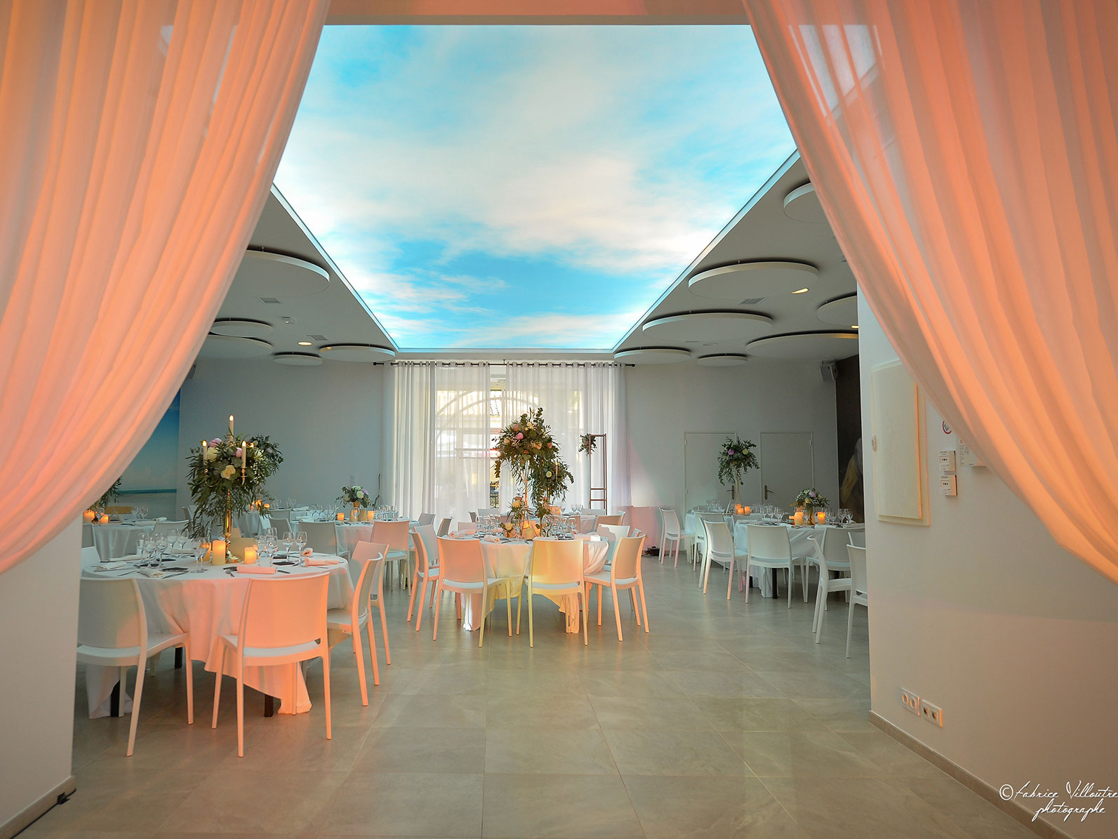 Reception room with sky ceiling