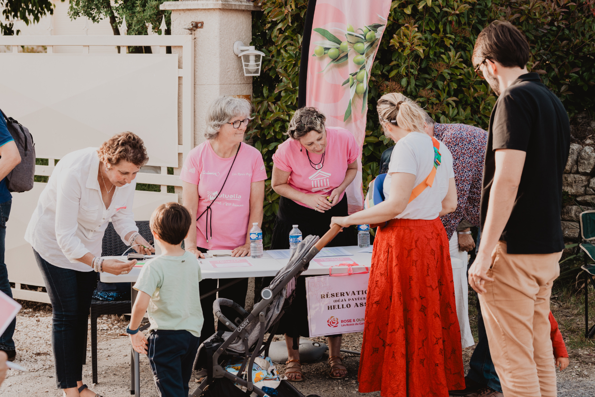 association carritative Les Roses du Gard lors d'un évènement pour les 10 ans du domaine