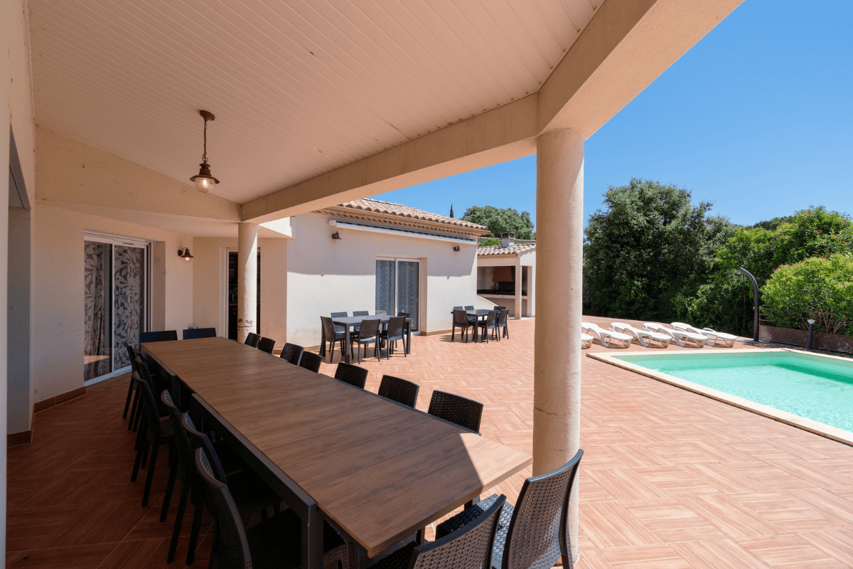 Terrace and pool at the villa l'Olivière - Private Events South France