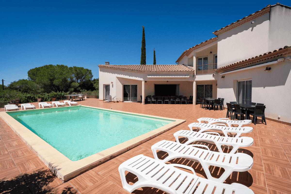 pool at the villa - Exclusive wedding venue France