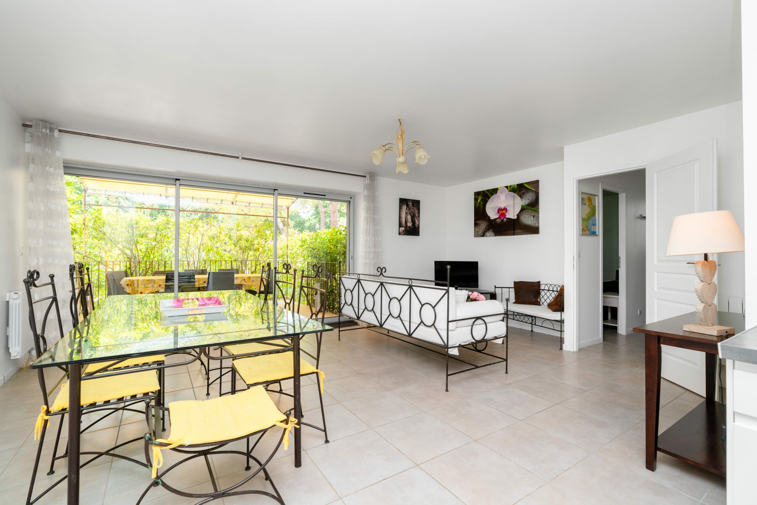 The living room of the villa called Les Daims with the terrace in the background