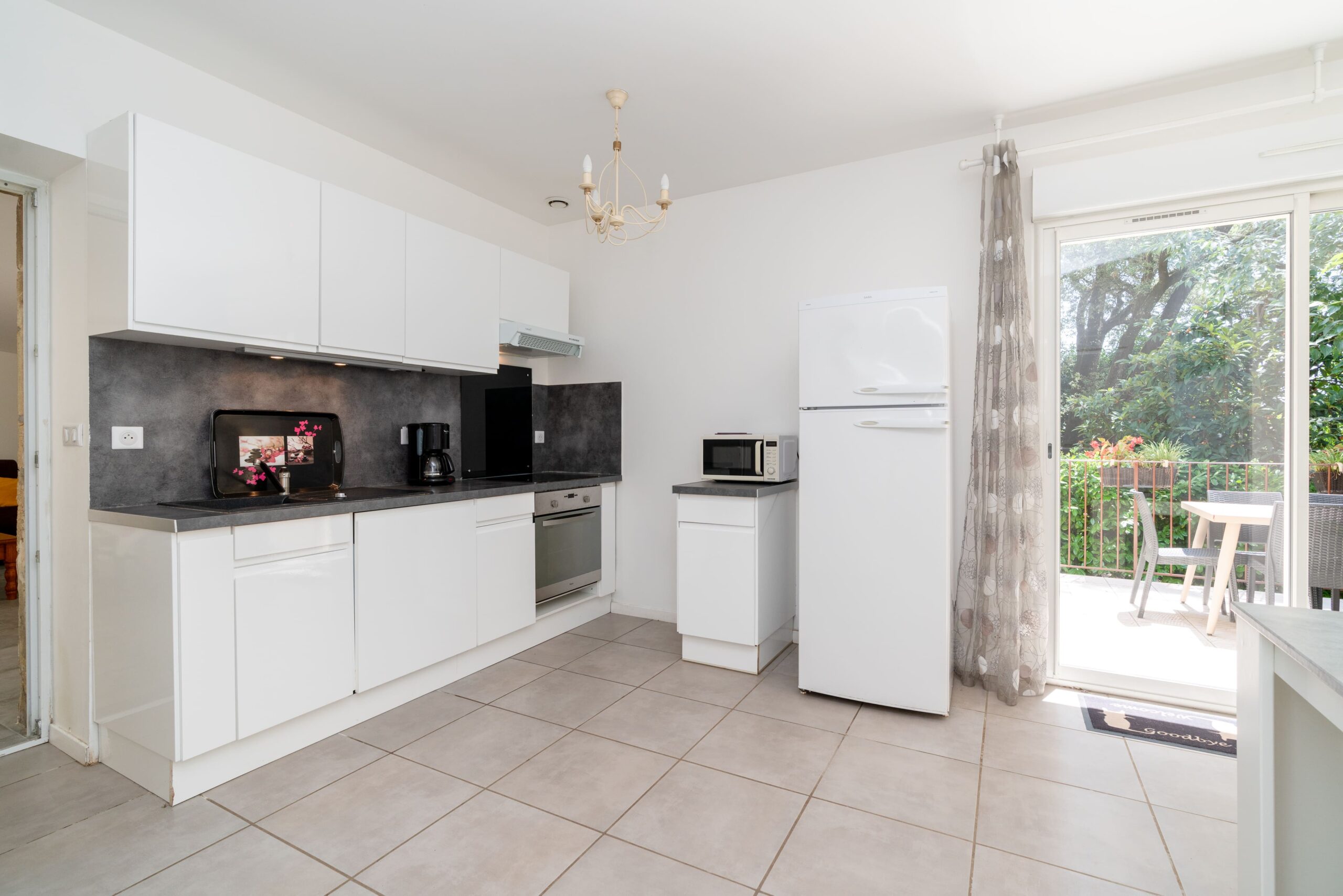 the kitchen of the villa Les Pins withe the terrace in the background