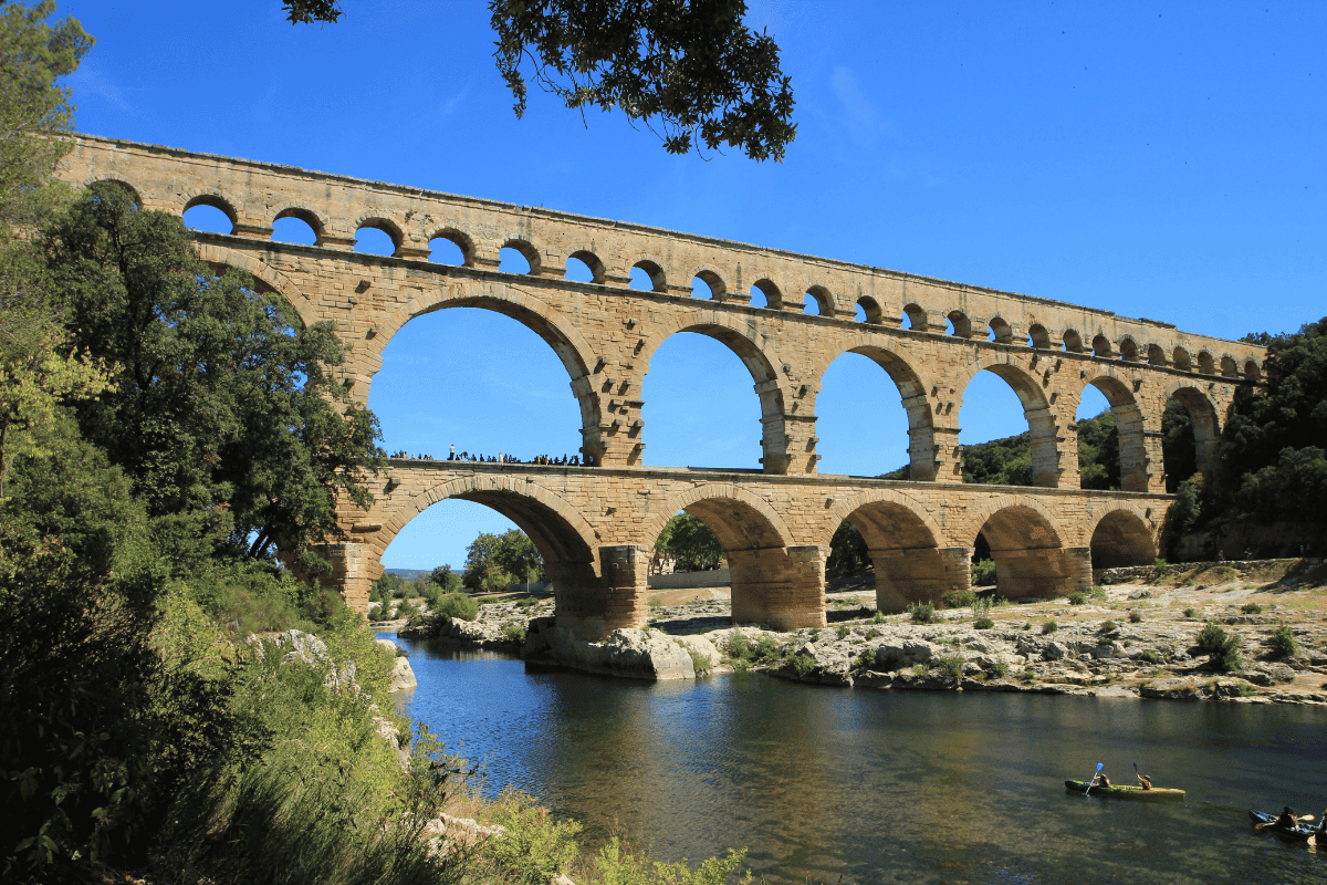 people canoeing at the Pont du Gard