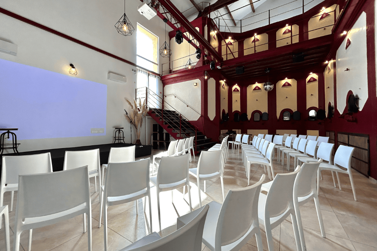 Installation before a professional meeting in Salle Cuverie - Private Events South France