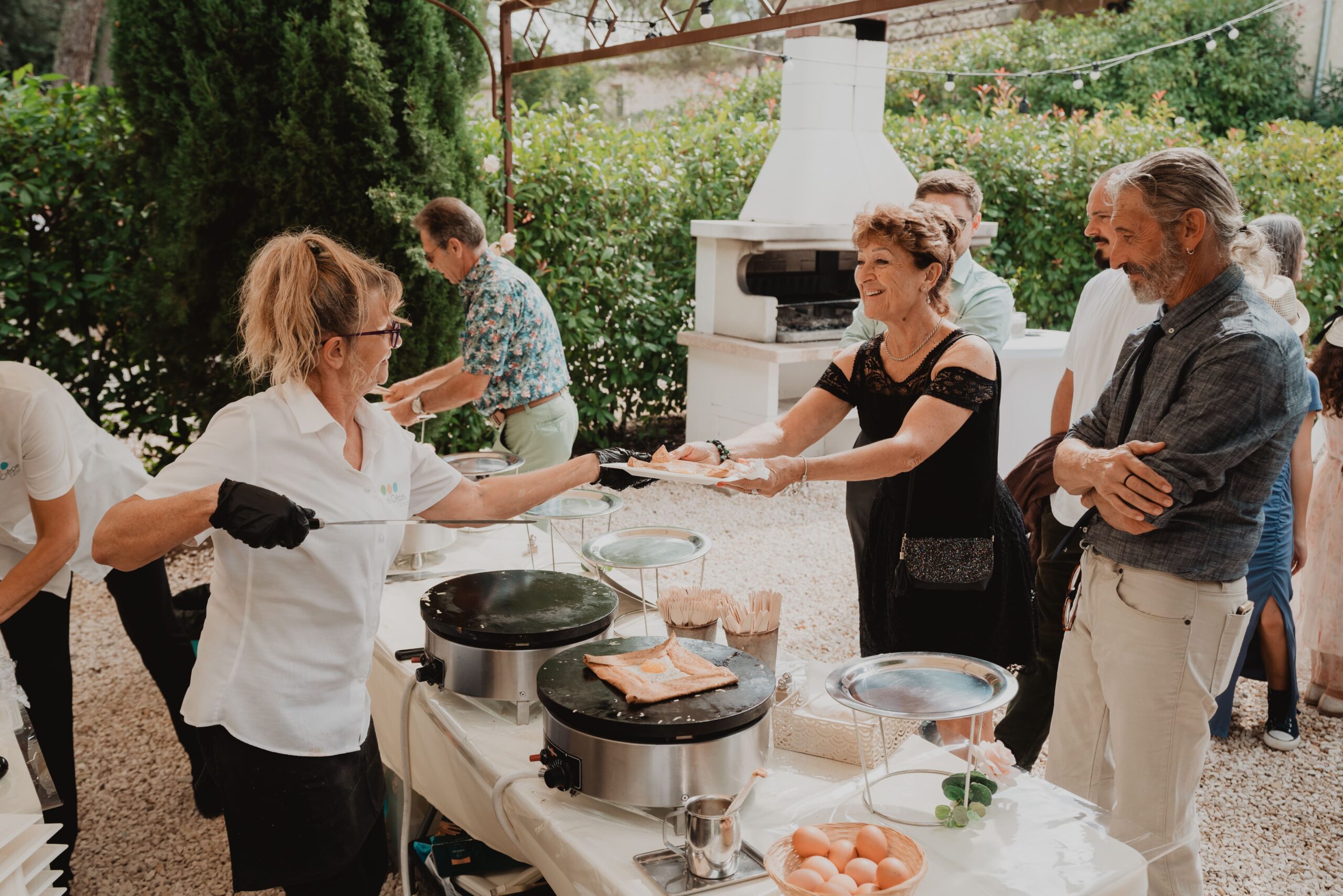 Guests enjoying a brunch at the estate in an outdoor area - La Cour d'Honneur