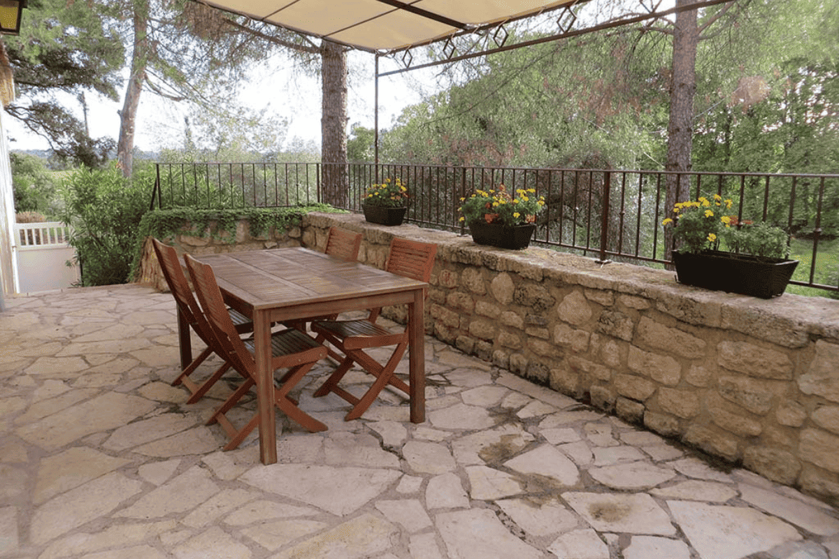 terrasse du gîte avec une table à manger