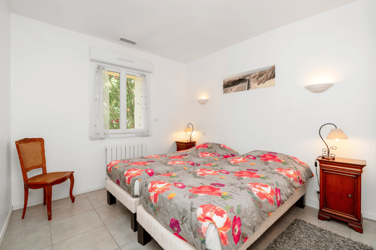 une des chambres du gîte avec deux lits simples