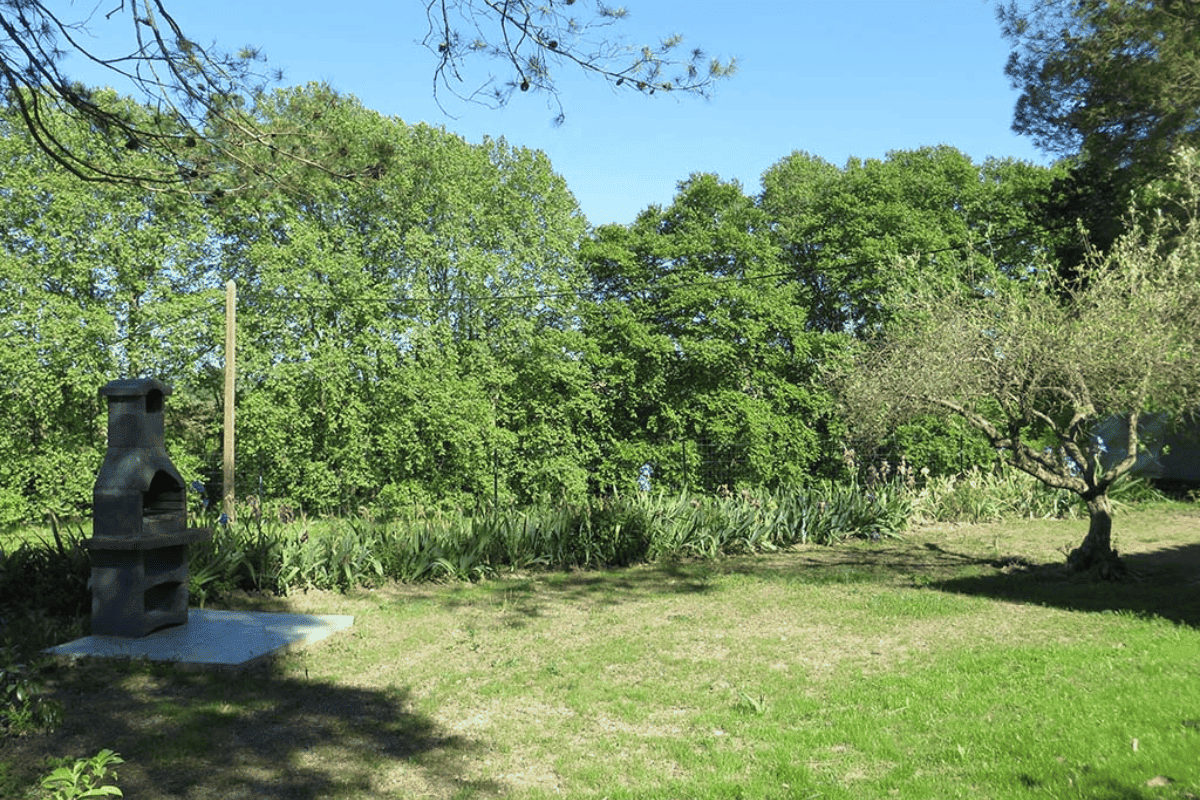 jardin privé du gîte avec barbecue