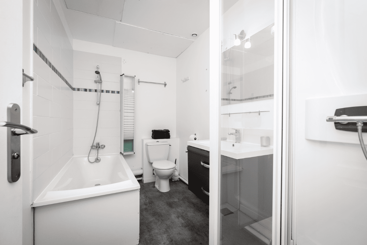 salle de bain avec baignoire, douche et toilettes