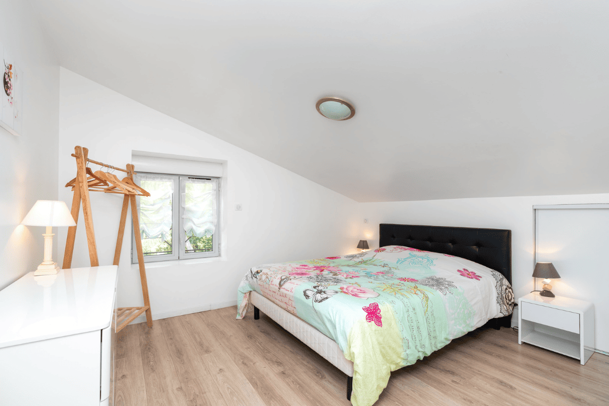 une chamre avec un lit double