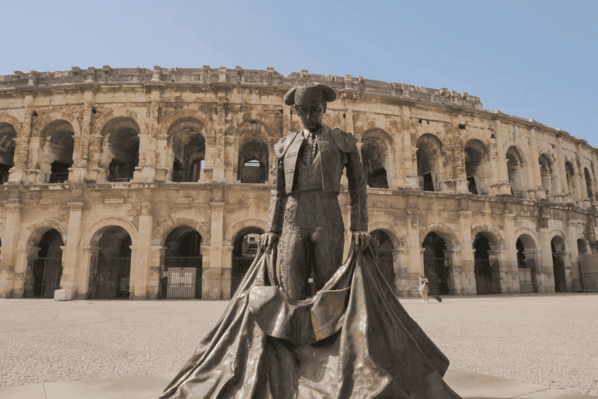 statue devant les arènes de Nîmes - Tourisme autour de Sommières