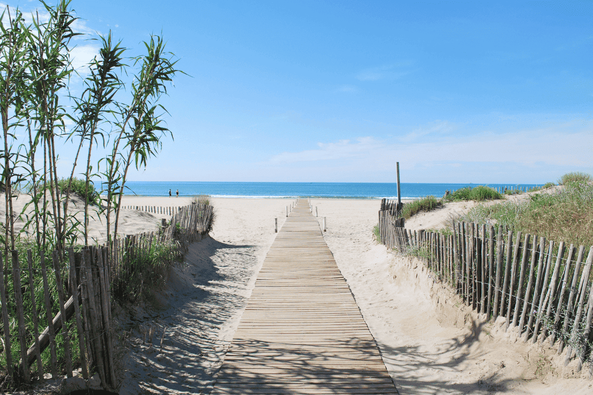 une des plages de la grande motte - Tourisme autour de Sommières
