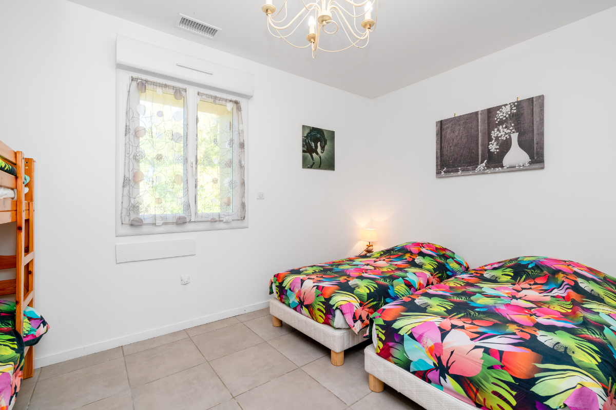 chambre avec 4 lit dont 1 superposé