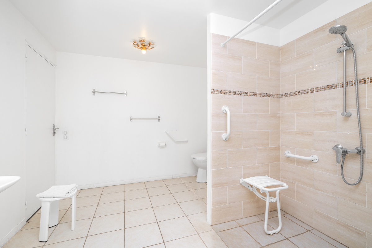 salle de bain pmr du gite les vignes