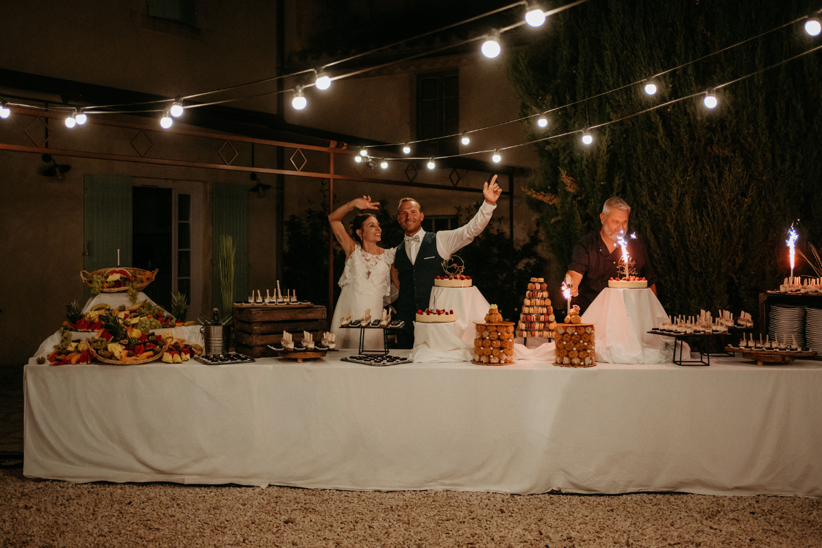 bride and groom before cutting the cake in an outdoor space
