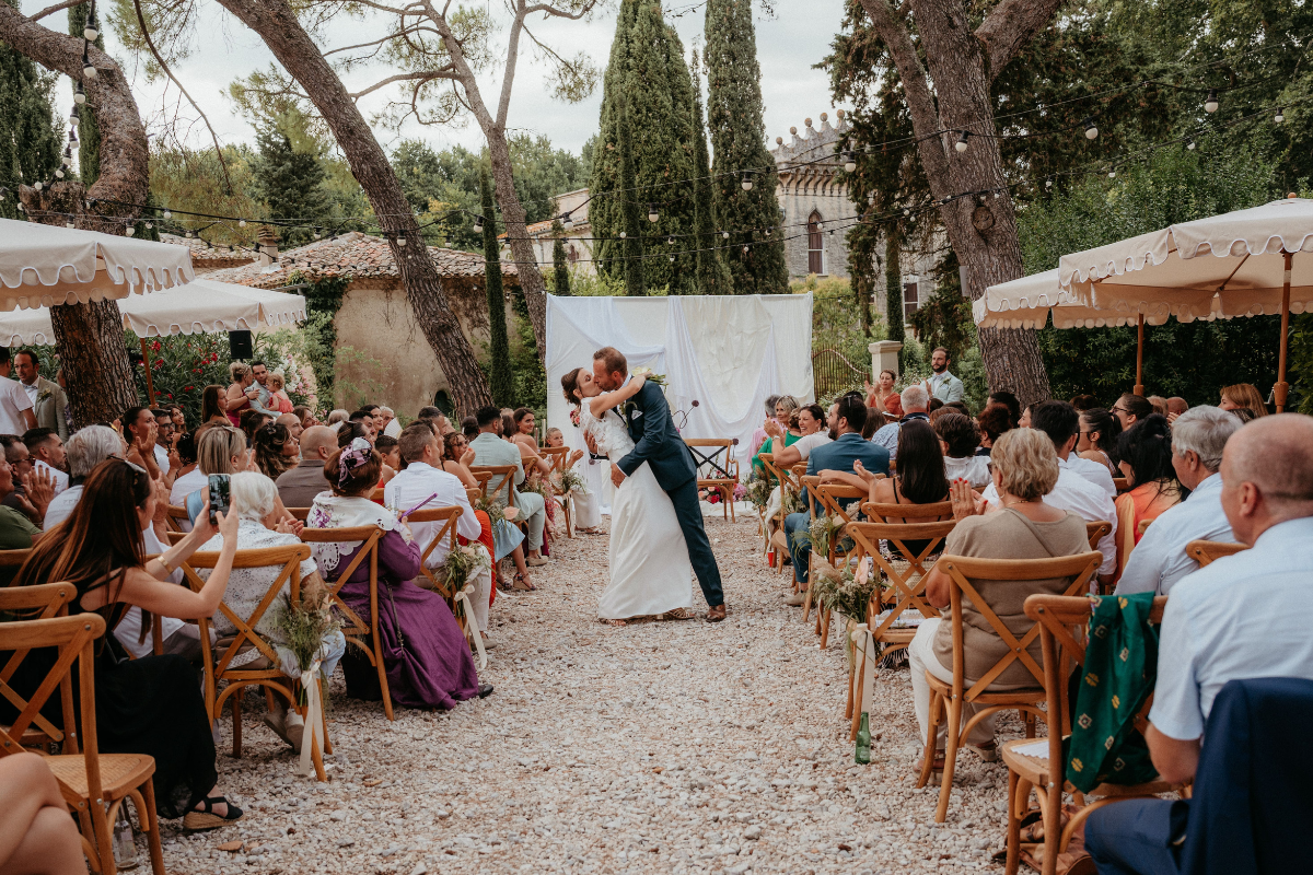 first kiss of the bride and groom - L'ombrière