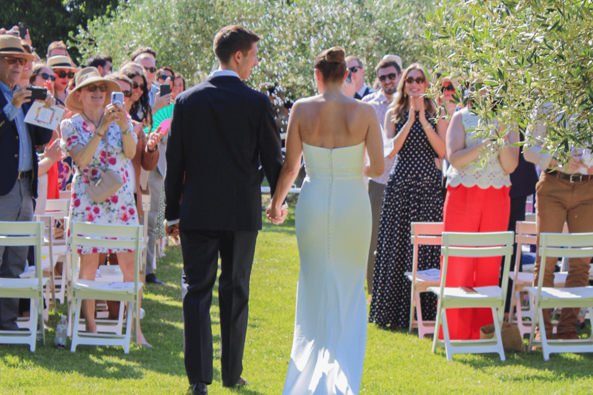  cérémonie de mariage près de Montpellier - mariés qui marchent dans l'allée