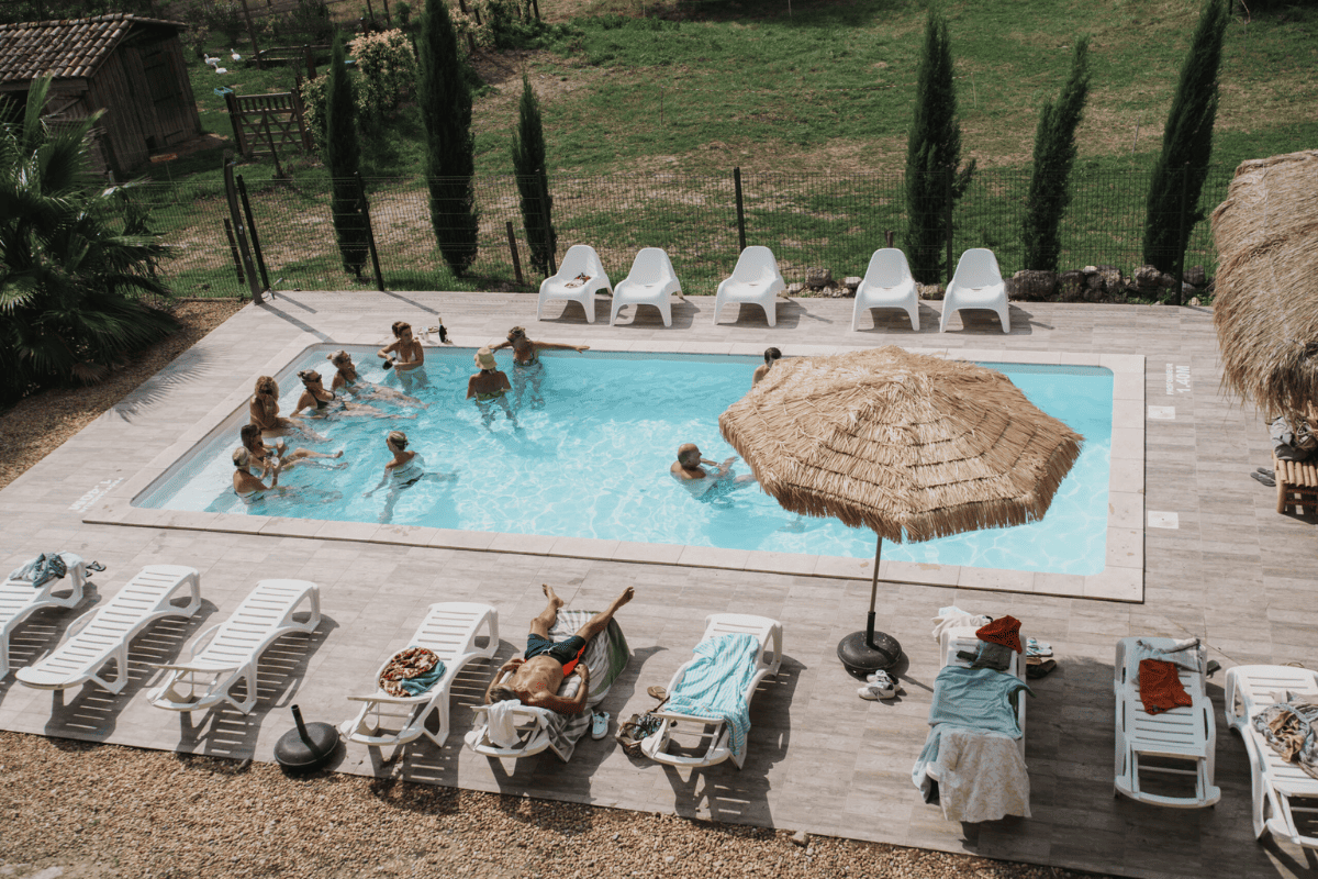 Domaine de mariage près de Montpellier - moment détente au bord de la piscine
