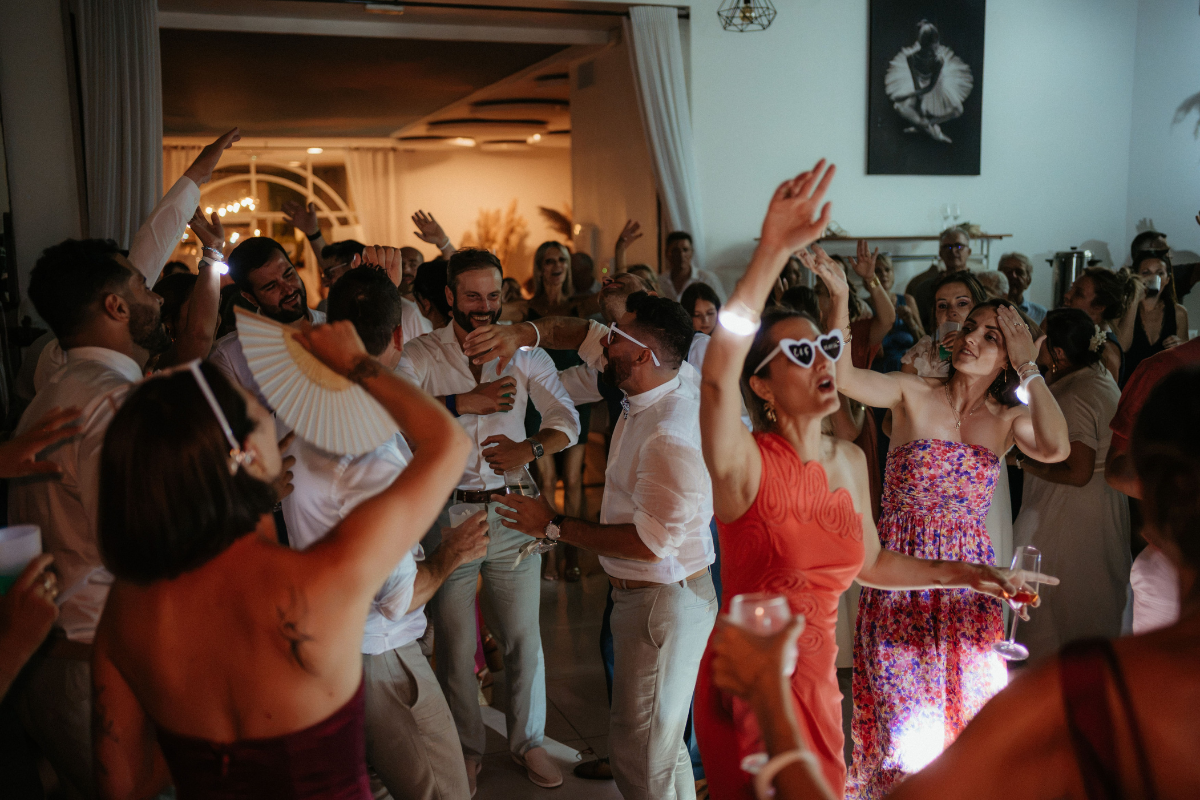 guests partying at the estate in the Salle Cuverie - Exclusive wedding venue France